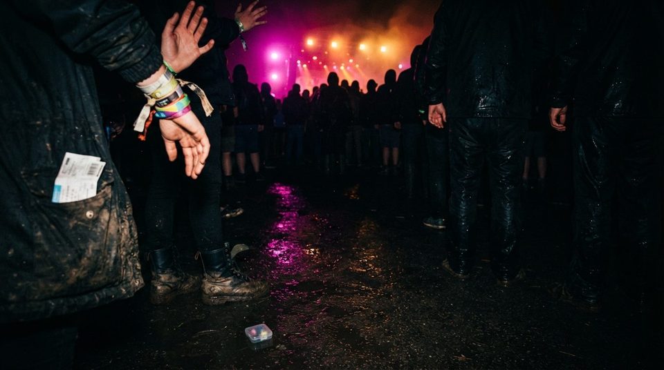 Stemningsbillede til guiden: Tøj og sko til festival og koncert: lag, sko og tilbehør, der tåler dagen